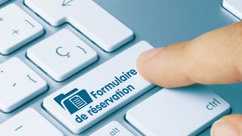 Voyageur consultant sa réservation de parking sur smartphone